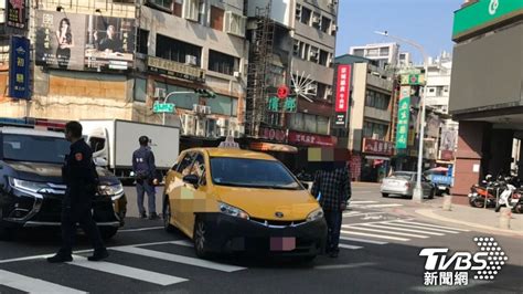 高雄又見行人地獄！男走斑馬線遭小黃撞飛 翻滾一圈重摔落地│tvbs新聞網