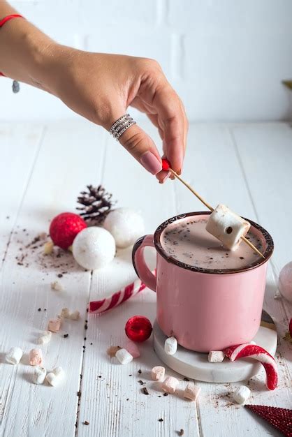 Vrouwelijke Handen Met Glazuur Kopje Warme Chocolademelk Met Mini