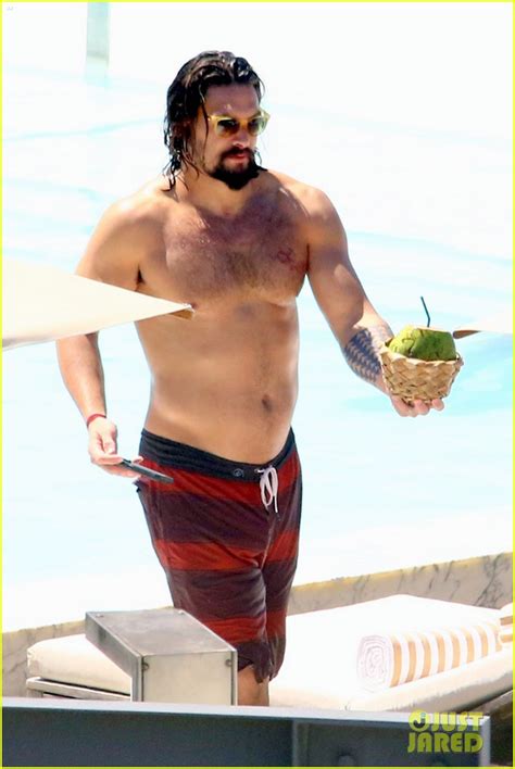 Game Of Thrones Jason Momoa Shows Off His Shirtless Aquaman Body