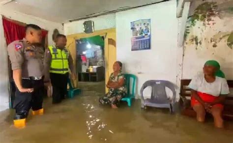 Sungai Bengawan Solo Meluap Banjir Bojonegoro Meluas Rendam Desa Di