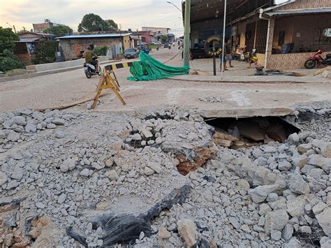 Cratera se abre na rua Coronel Berg D Pedro I e trânsito foi