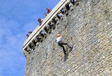 Descendez La Tour Du Viala Du Pas De Jaux En Rappel