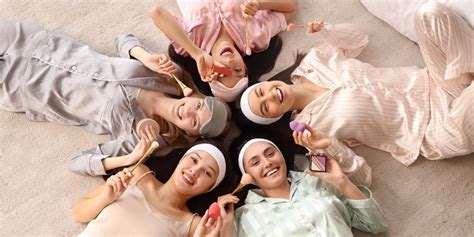 Bareng Mie Sedaap Intip Ide Pajamas Party Bareng Bestie Yang Serunya