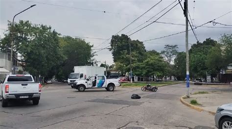 Policias Iban A Detener A Un Ladrón Y Fueron Embestidos Por Una Moto