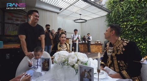 Potret Rayyanza Masak Steak Anniversary Untuk Raffi Nagita