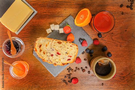 Stockfoto Bon Petit D Jeuner Vari Avec Du Pain Avec Des Fruits Secs Et