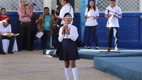 Niña Declama Poema De Rubén Darío Magistralmente En Inicio De Año