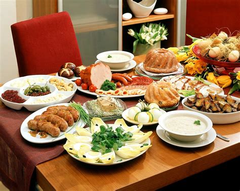 Gedeckter Tisch Mit Speisen Zu Ostern Bilder Kaufen Stockfood