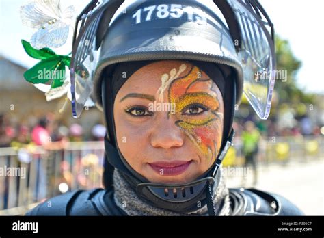 Mujer Policía Con Un Casco Y Una Cara Pintada La Batalla De Flores El Carnaval De Barranquilla