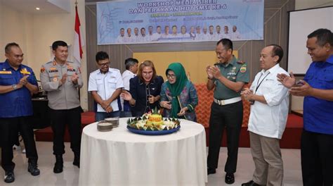 Dr Susanti Terima Penghargaan Di Acara Workshop Dan Perayaan HUT Ke 6