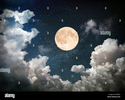 Cielo nocturno luna fotografías e imágenes de alta resolución - Alamy