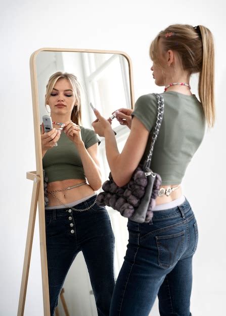 Vue Lat Rale Femme Regardant Dans Le Miroir Photo Gratuite