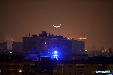 Luna Creciente Sobre El Cielo En El Cairo Egipto