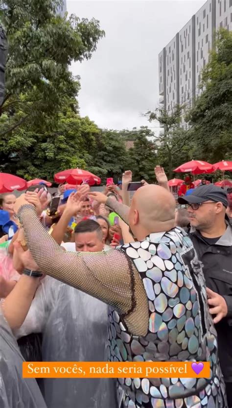 Tiago Abravanel Escolhe Look Prata Para Comandar O Bloco Do Abrava