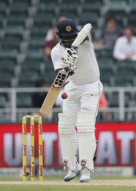 Angelo Mathews battled through to the close | ESPNcricinfo.com