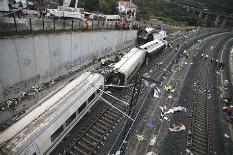 Fotos Trem Descarrila E Deixa Mortos E Feridos Na Espanha 24 07 2013