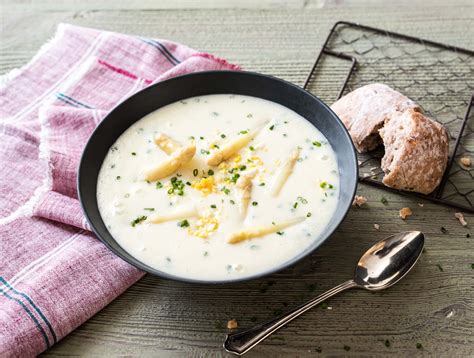 Witte Aspergesoep Met Ei Bieslook En Volkoren Rozijnenbroodje Recept