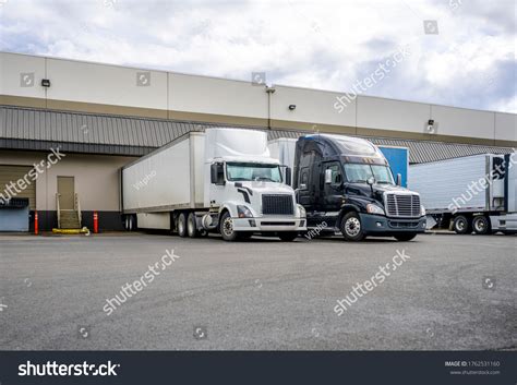 51 Trailer Pulling Into Loading Dock Images, Stock Photos & Vectors ...