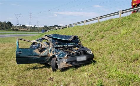 Mãe e filho ficam feridos após carro capotar várias vezes na BR 277