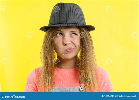 Het Mooie Meisjes 12 13 Jaar Oude Blonde Met Krullend Haar In Een Hoed Kijkt Pensively Opzij