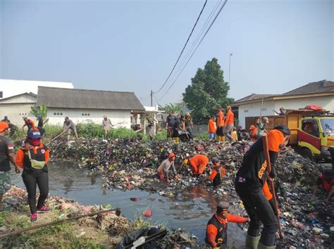 DLH Kabupaten Bekasi Bersihkan Sampah Kali Srengseng Cikarang Hilir