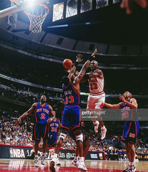 Fotografia de notícias : Michael Jordan of the Chicago Bulls shoots... | Michael jordan, New ...