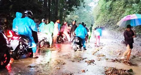 Akibat Tanah Longsor Dan Luapan Air Sungai Di Gowa Dua Orang Warga