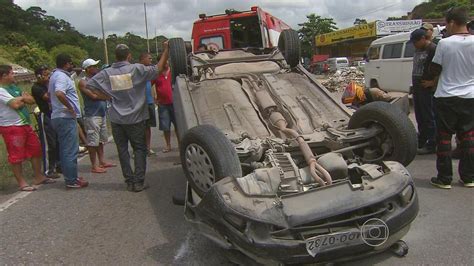 Carro Capota Na Br Norte E Deixa Tr S Pessoas Feridas Ne G