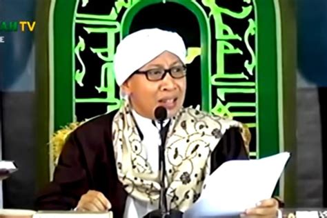 Cara Pakai Mukena Ini Membuat Sholat Tidak Sah Kata Buya Yahya Wanita