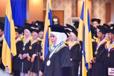 Terima Gelar Doktor Honoris Causa Dari Unair Gubernur Khofifah