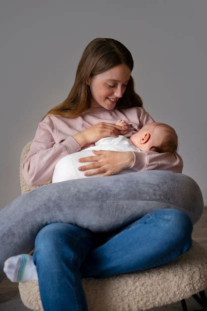 Vue de face mère avec nouveau né mignon Photo Gratuite