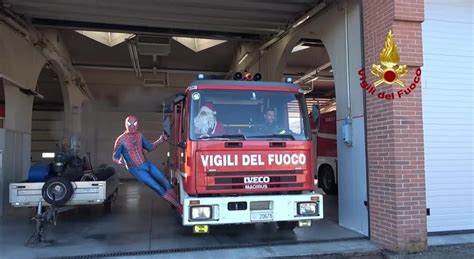 Babbo Natale E Spiderman Arrivano All Ospedale Di Schio A Bordo Di Un