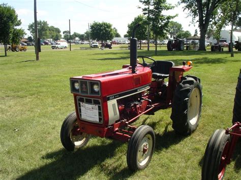 1980 Ih 284 Farmall Tractors Vintage Tractors Classic Tractor