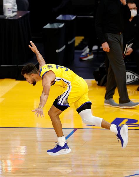 Quebra Tudo Curry Marca Pontos Bate Recorde E Conduz Warriors