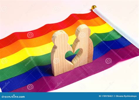 Lgbt Pareja Figuras De Madera En La Bandera Arco Iris Imagen De Archivo