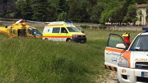 Soccorre Il Figlio Si Capotta In Auto Tribuna Di Treviso