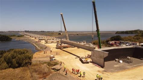 Instalan primeras vigas del Puente Industrial sobre el río Bio Bio y