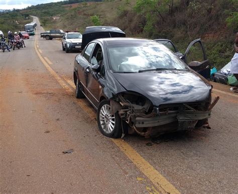 Quatro pessoas ficam feridas após acidente entre carro e caminhão na MG