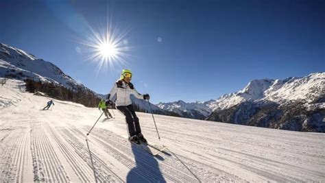 Sciatore Di Anni Si Schianta Contro Un Cannone Spara Neve Morto