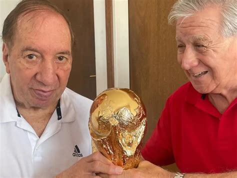 La emotiva foto de Carlos Bilardo con la Copa del Mundo El Gráfico