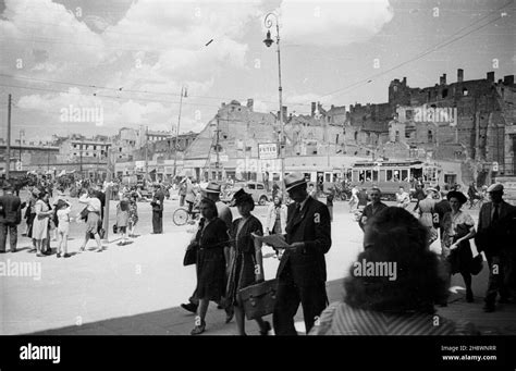 Warszawa Na Ulicach Odgruzowanego Centrum Stolicy Panowa Duy