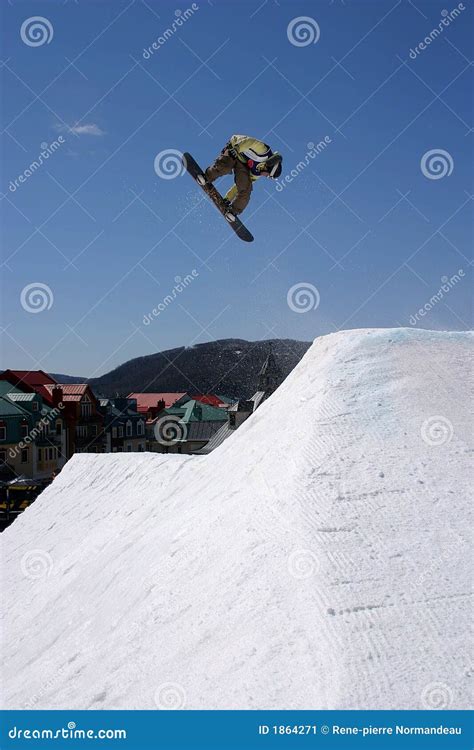 Salto Del Snowboard En El Cielo Azul Imagen De Archivo Imagen De