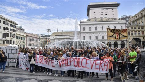 Genova Gli Sfollati In Corteo Dateci Strade Lavoro E Salute