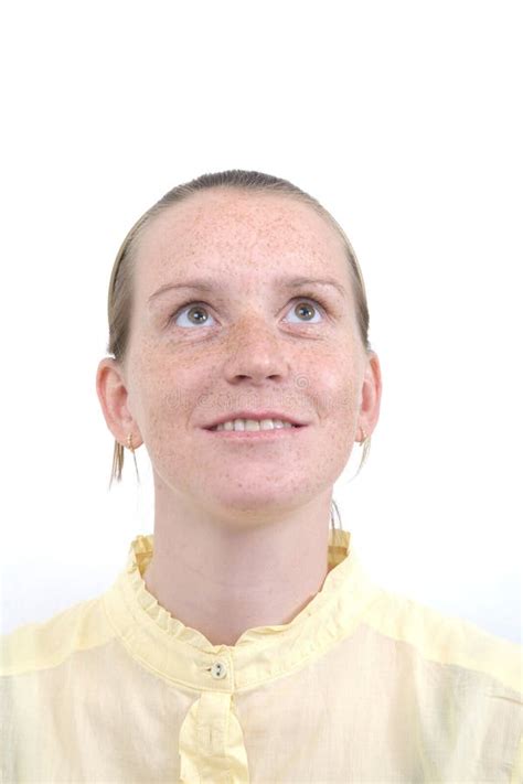 Visage D Une Jeune Fille Avec Des Taches De Rousseur Photo Stock