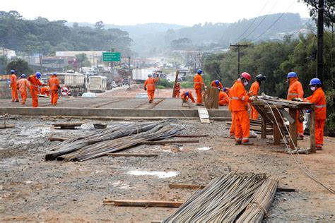 Obra de duplicação da Rodovia dos Minérios recebe novas vigas de