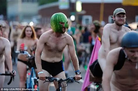 World Naked Bike Ride Nudi In Sella Contro Linquinamento