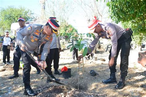 Polda NTT NTT Lakukan Aksi Tanam Seribu Anakan Pohon Warta Timor