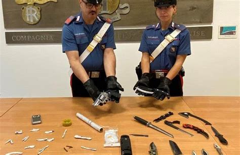 Trovati In Possesso Di Droga E Armi Arrestati Dai Carabinieri