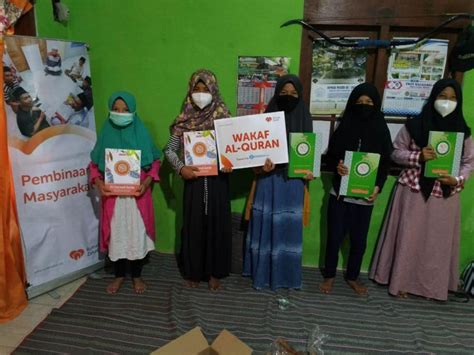 Wakaf Quran Rumah Zakat Bahagiakan Penerima Manfaat Republika Online