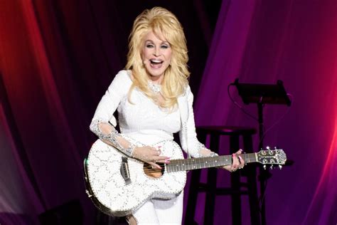 Dolly Parton steals the NFL Halftime show Entertainment - 22 Words